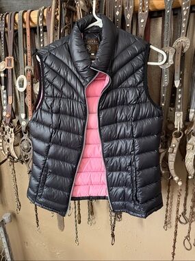 Roper Quilted Puffer Vest in Black with Pink Interior